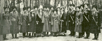 ultime photo de la famille impériale du tsar entourée de cosaques